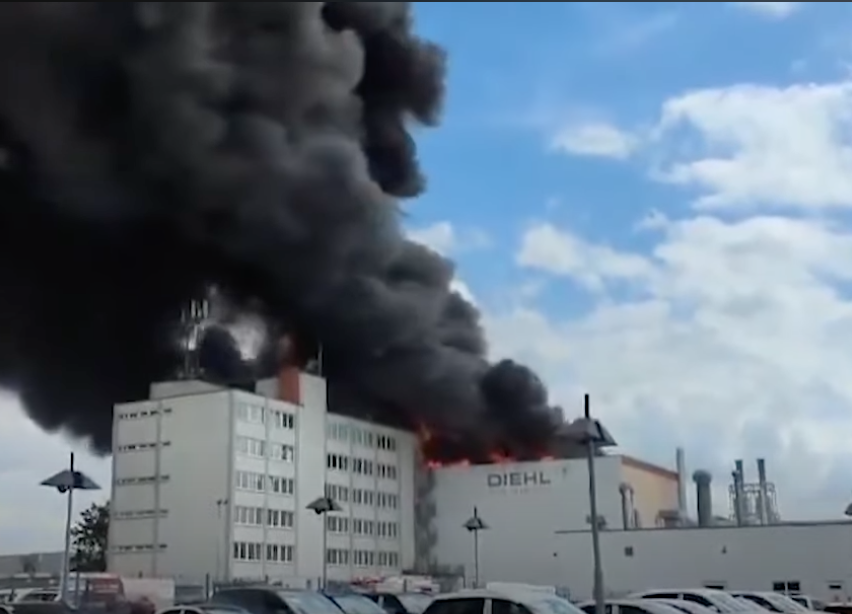 Germania, incendio in una fabbrica di metalli a Berlino: rischio fumo tossico sulla capitale tedesca | VIDEO