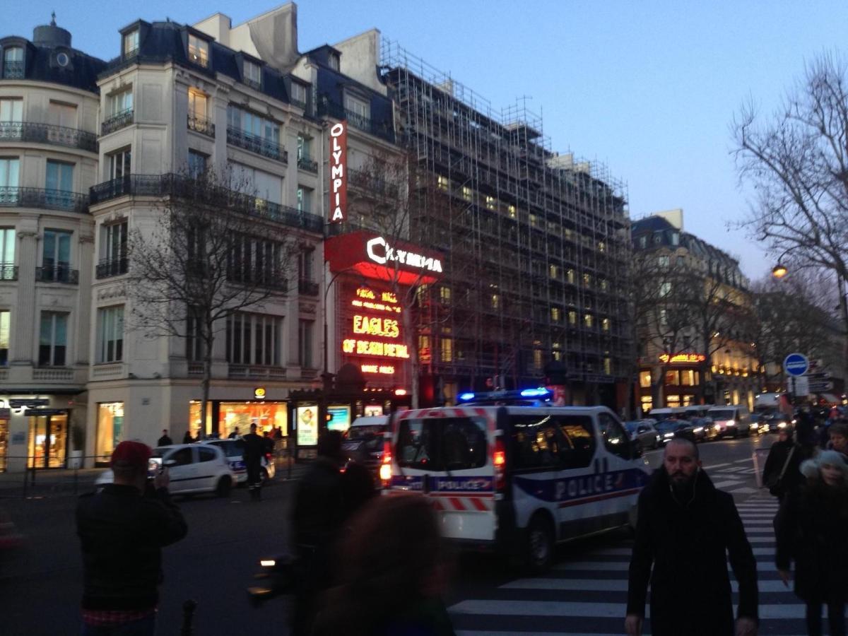 Sparatoria a Parigi, un uomo spara in strada tra la folla: due mort…