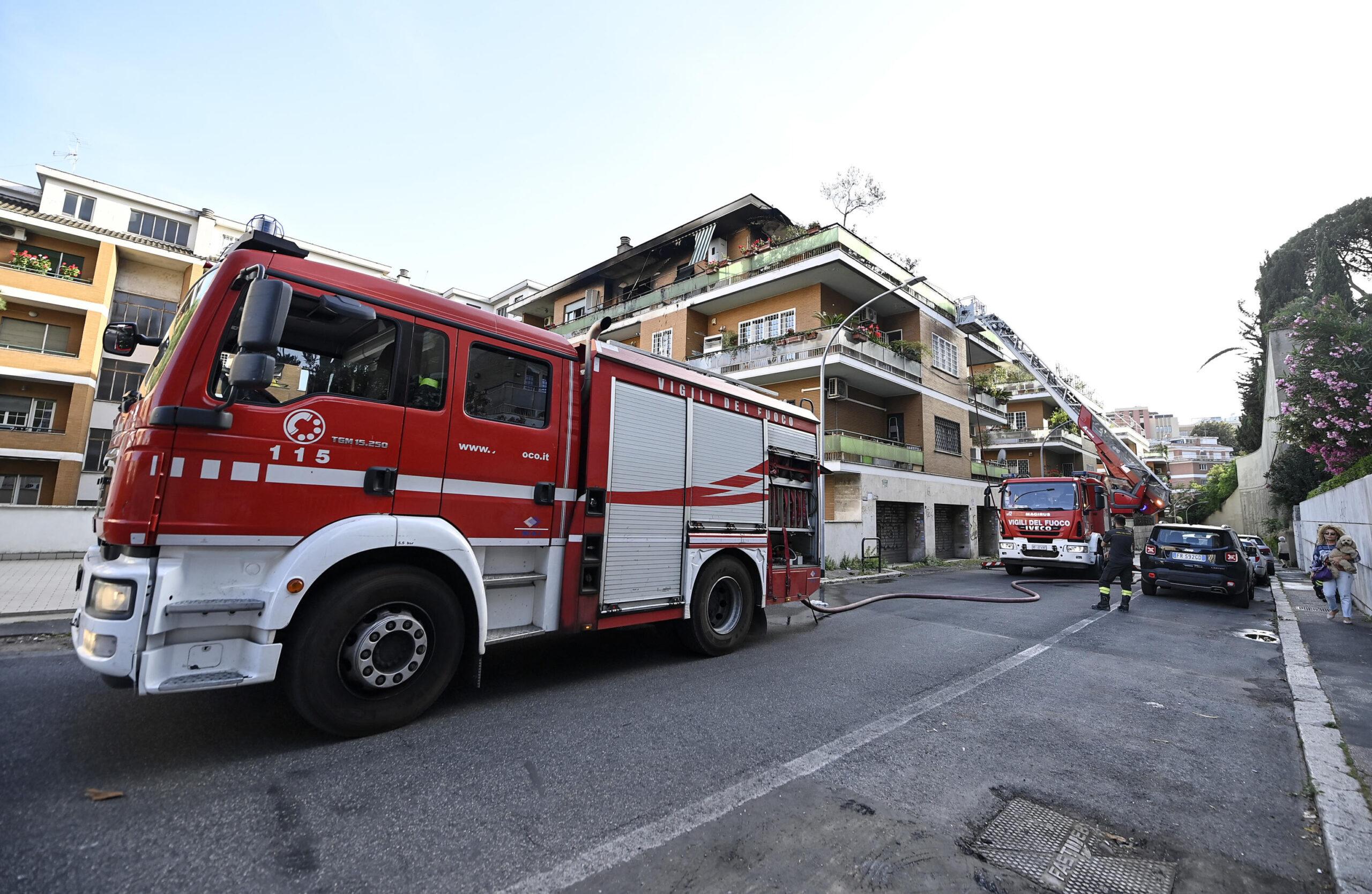 Devastante incendio in appartamento a Roma: palazzo evacuato e 50enne in ospedale