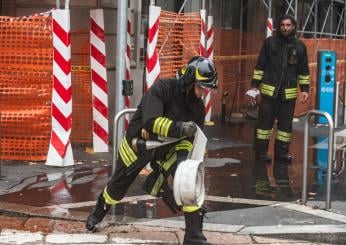 Milano, incendio ad Affori: in fiamme un palazzo di via Scialoia