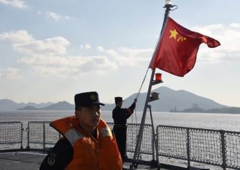 Cina, jet e navi da guerra di Pechino circondano Taiwan: cosa succede?