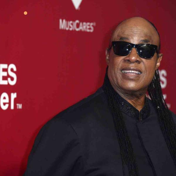 Stevie Wonder contro l’Intelligenza Artificiale insieme a Billie Eilish ed altri colleghi per salvare la musica