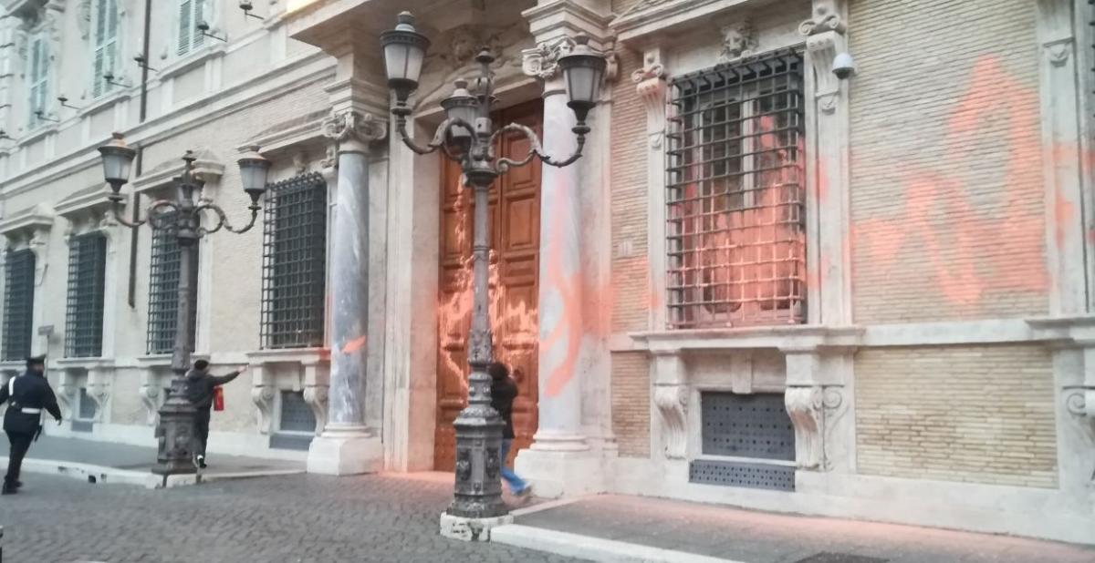 Roma, ambientalisti imbrattano con la vernice la facciata del Senato. Il commento di La Russa: “Offende le Istituzioni”