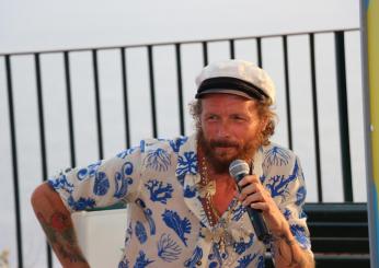 Jovanotti a rischio trombosi, bloccato in sedia a rotelle a Santo D…