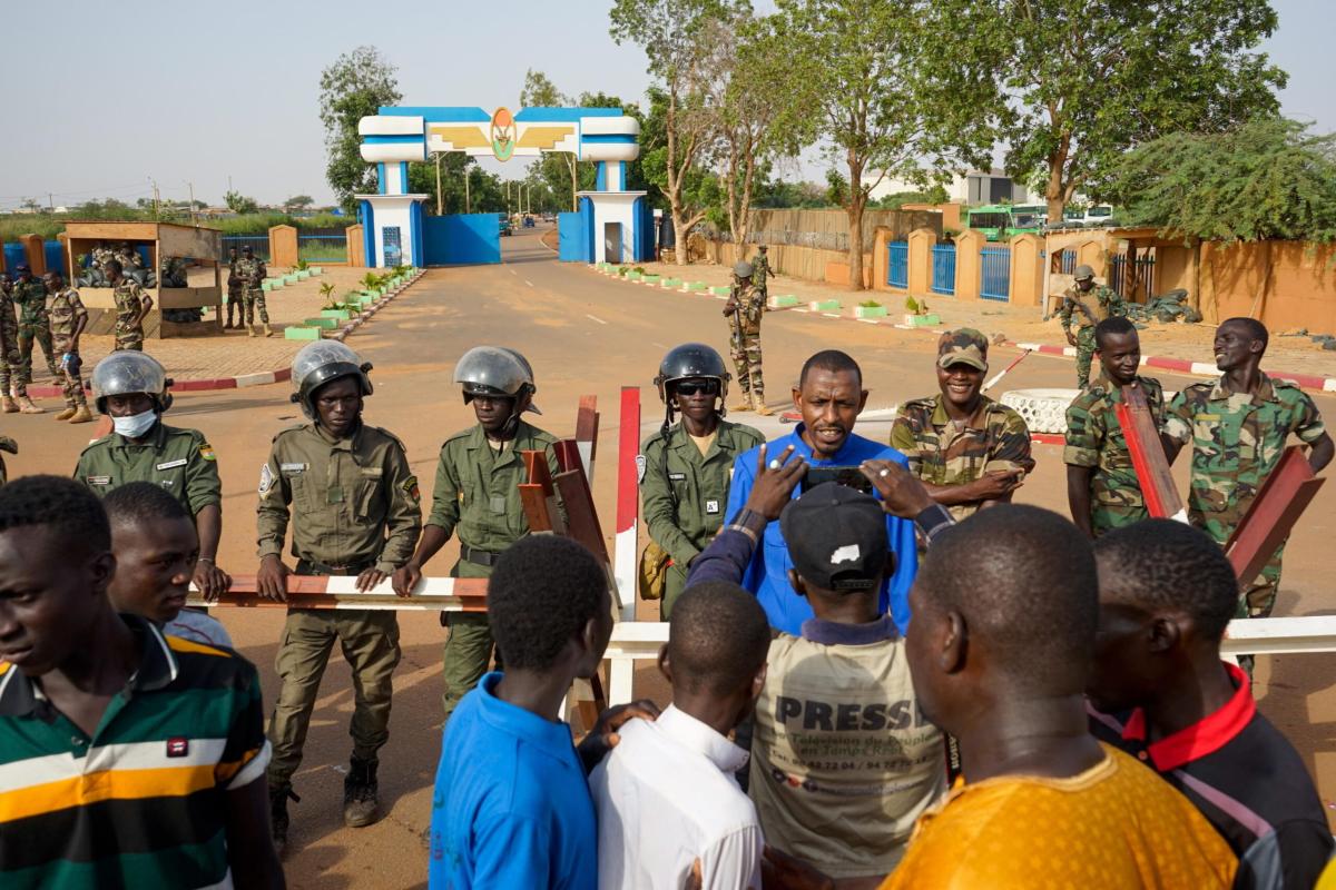 Niger, esercito in stato di massima allerta: I golpisti temono un a…