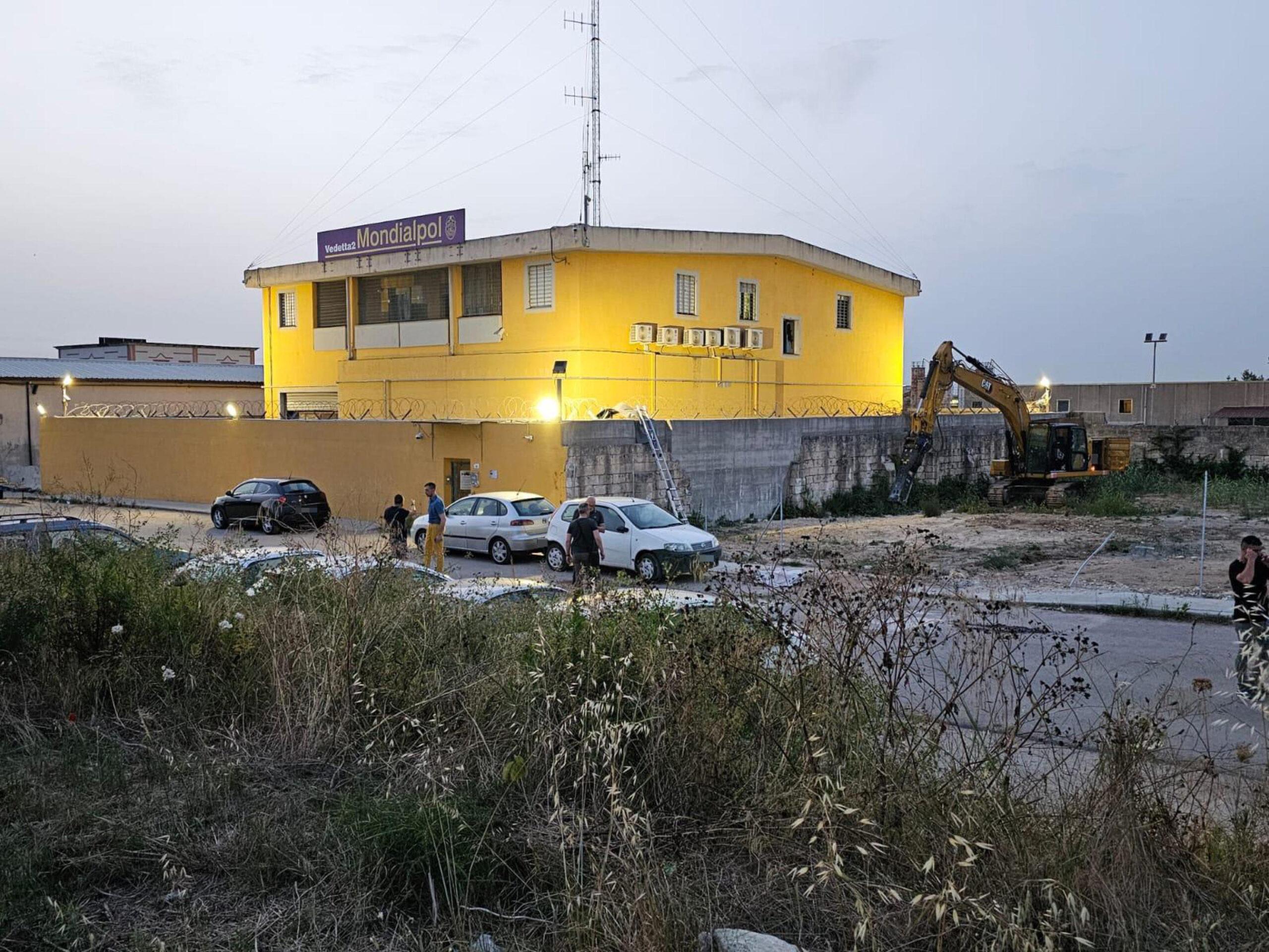 Sassari, rapina al caveau Mondialpol di Caniga, la banda fugge sparando ai carabinieri | VIDEO