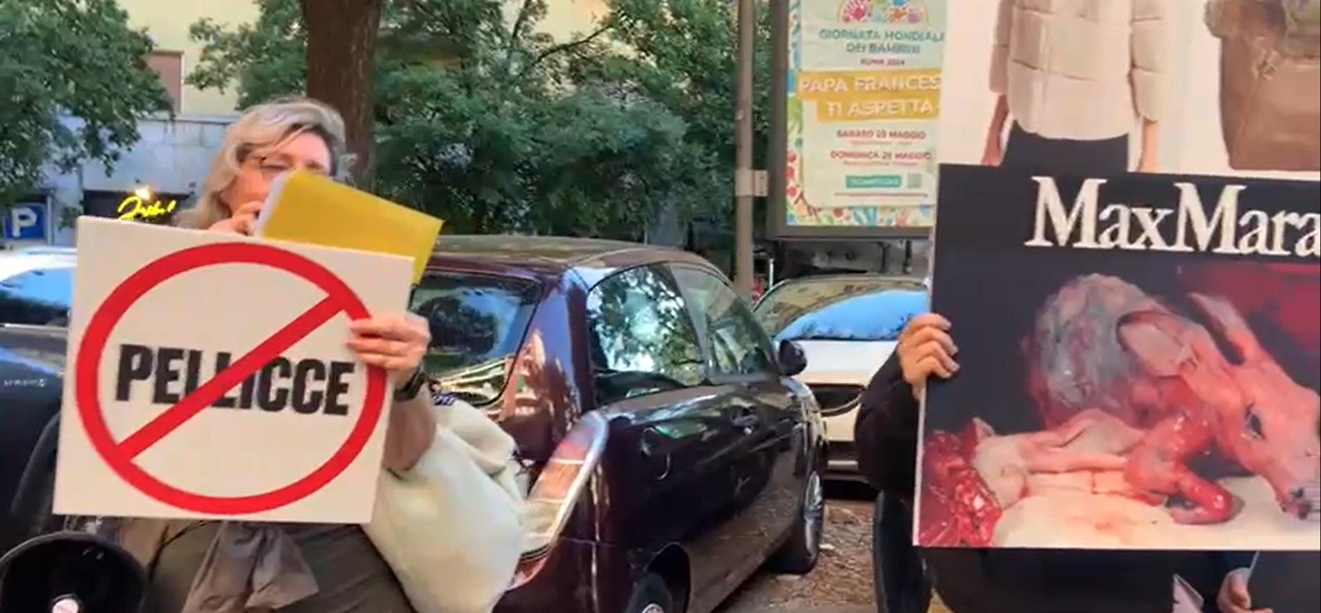 Manifestazione “No Fur Rome” davanti negozio Max Mara di Viale Marconi a Roma: “Il brand non utilizzi pellicce”l VIDEO