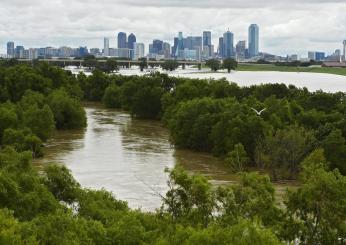 Inondazione Dallas: strade come fiumi e auto sommerse