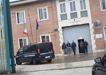 Avellino, detenuto appicca in un incendio nella sua cella: 5 agenti…