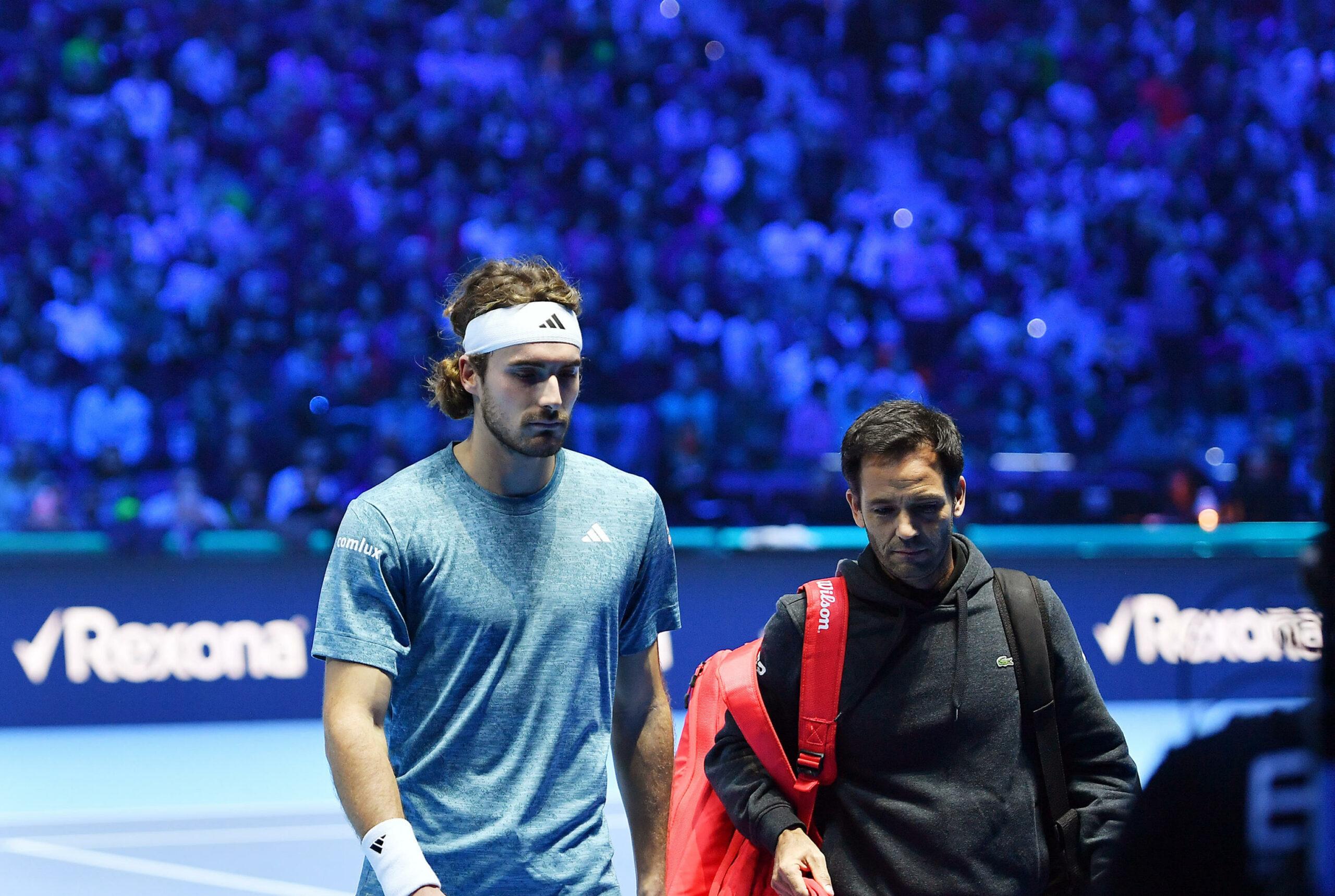 ATP Finals, ritiro per Tsitsipas al primo set: le reazioni dopo il suo forfait