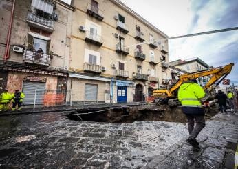 Napoli, paura al Vomero: voragine si apre in strada e inghiotte due auto | VIDEO