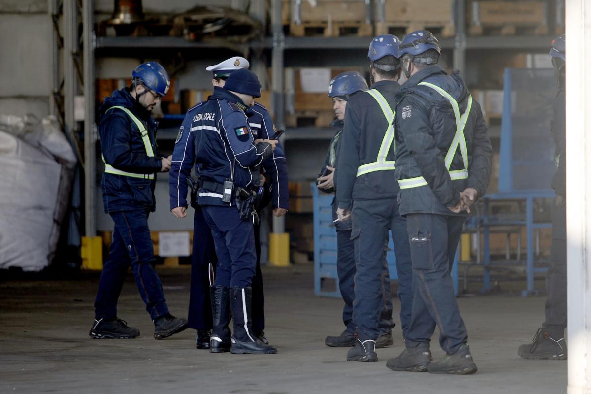 Brescia, incidente sul lavoro a Lograto: operaio muore schiacciato da una lastra metallica