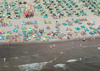 Napoli, rissa a Varcaturo: due donne litigano per un lettino in spiaggia | VIDEO