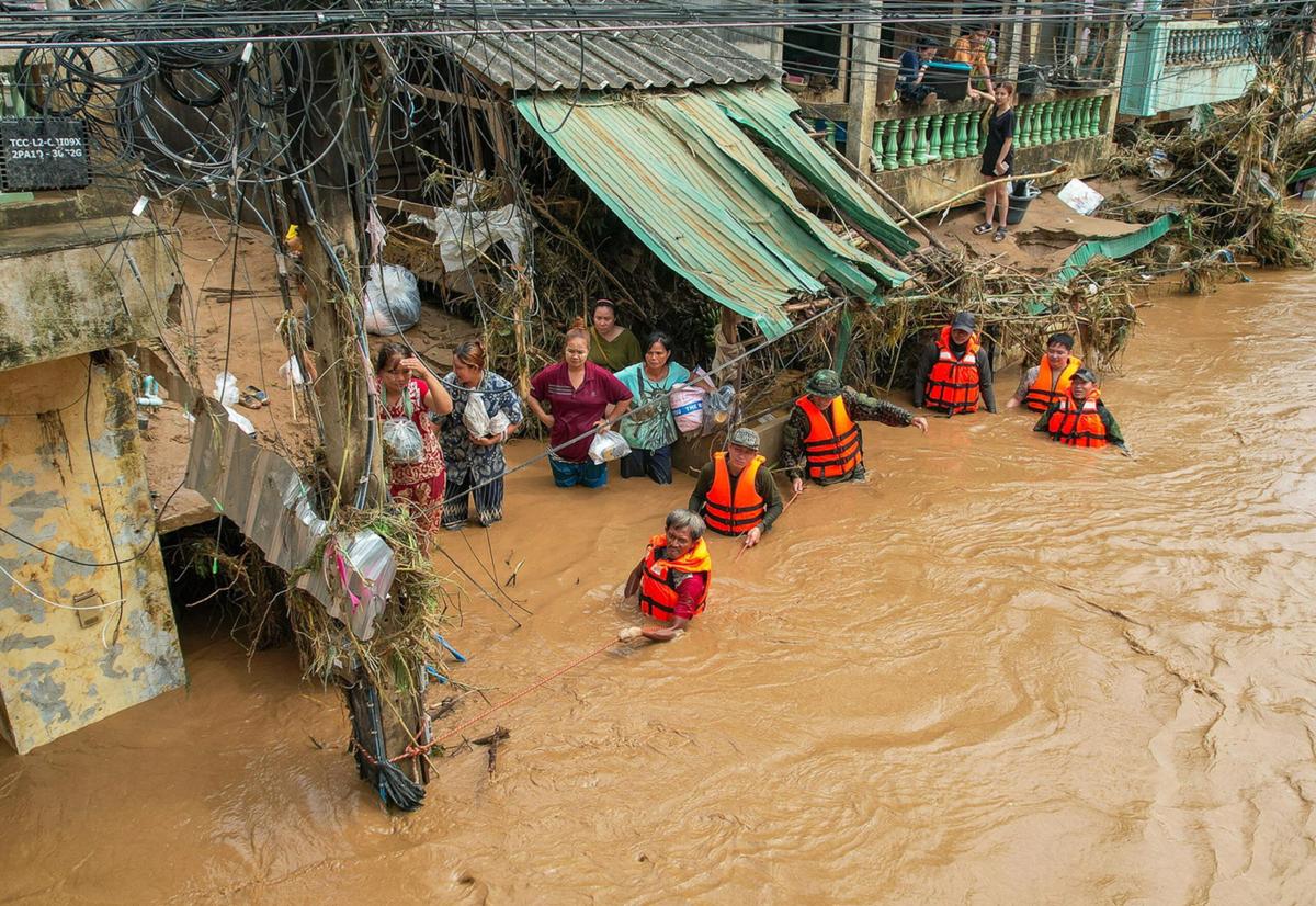 Il tifone Yagi travolge il Myanmar, in Vietnam si contano danni e vittime | VIDEO e FOTO