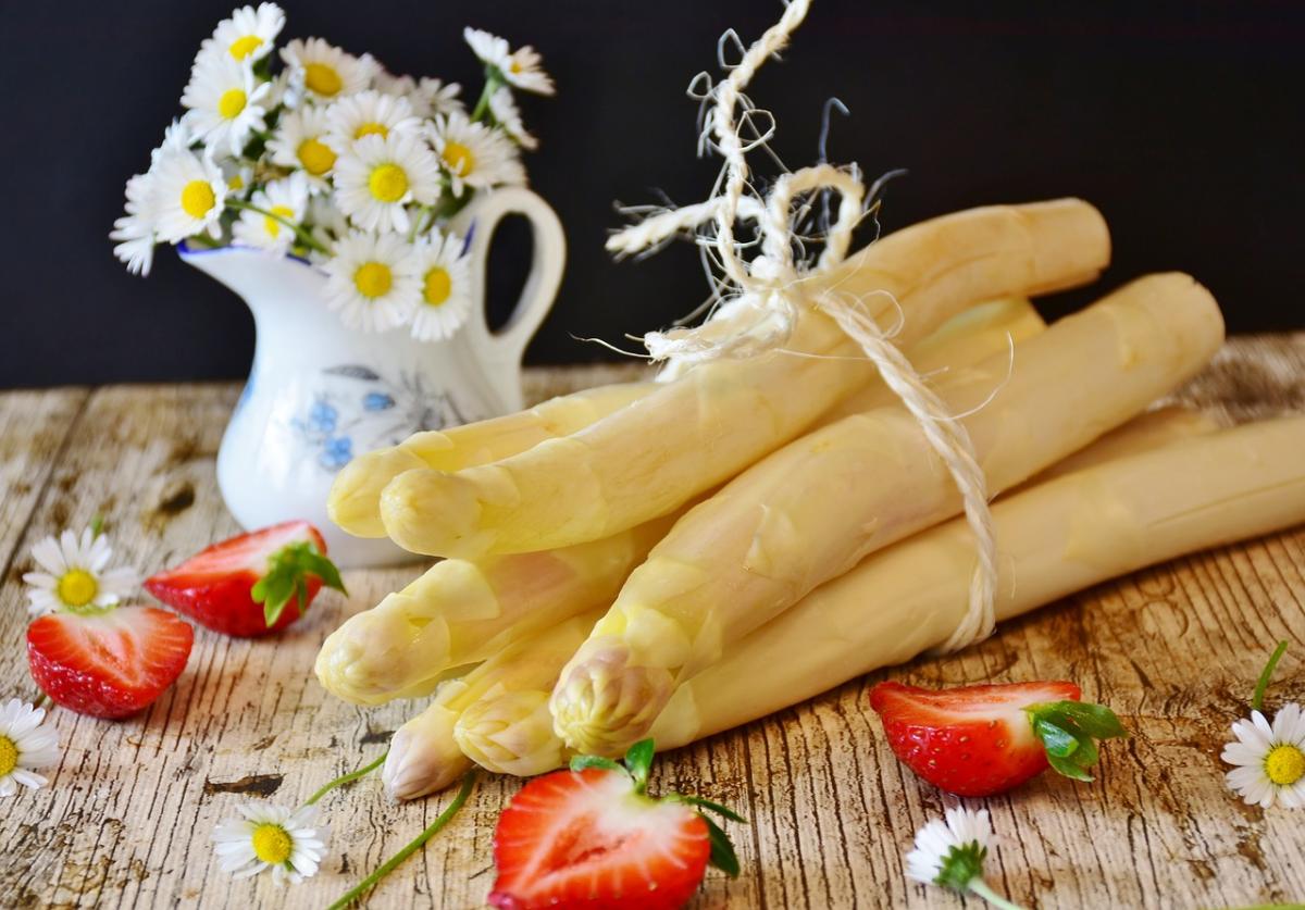 Come cucinare gli asparagi bianchi? 2 ricette per voi