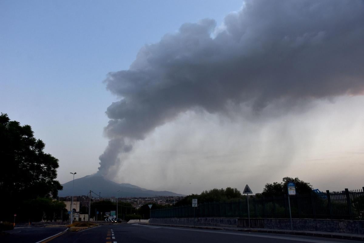 Catania, pioggia e cenere: paura per l’Etna. Chiuso l’aeroporto