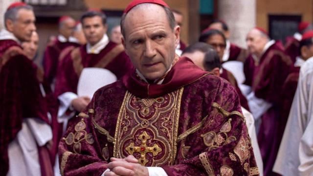 Conclave con Ralph Fiennes, quanto è reale quello che vediamo nel film? Lo spiega un esperto di papato