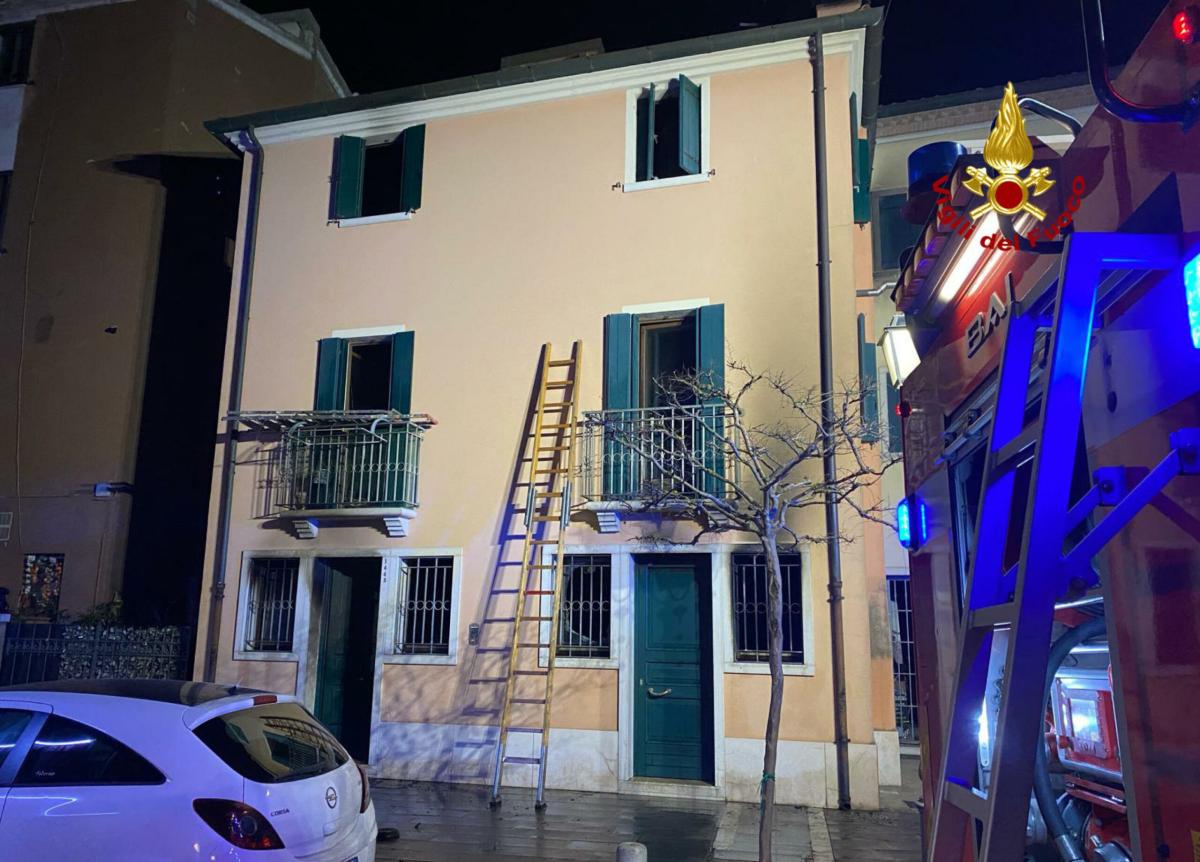 Tragedia a Chioggia (Venezia), incendio uccide tre persone nella frazione di Sottomarina