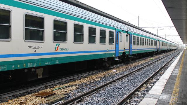 Trenitalia, da gennaio 2025 parte il rimborso automatico in caso di ritardo: come funziona