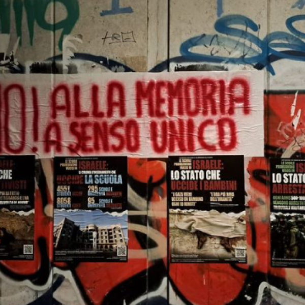 “No alla Memoria a senso unico” compaiono striscioni pro Palestina nella Giornata del Ricordo a Roma