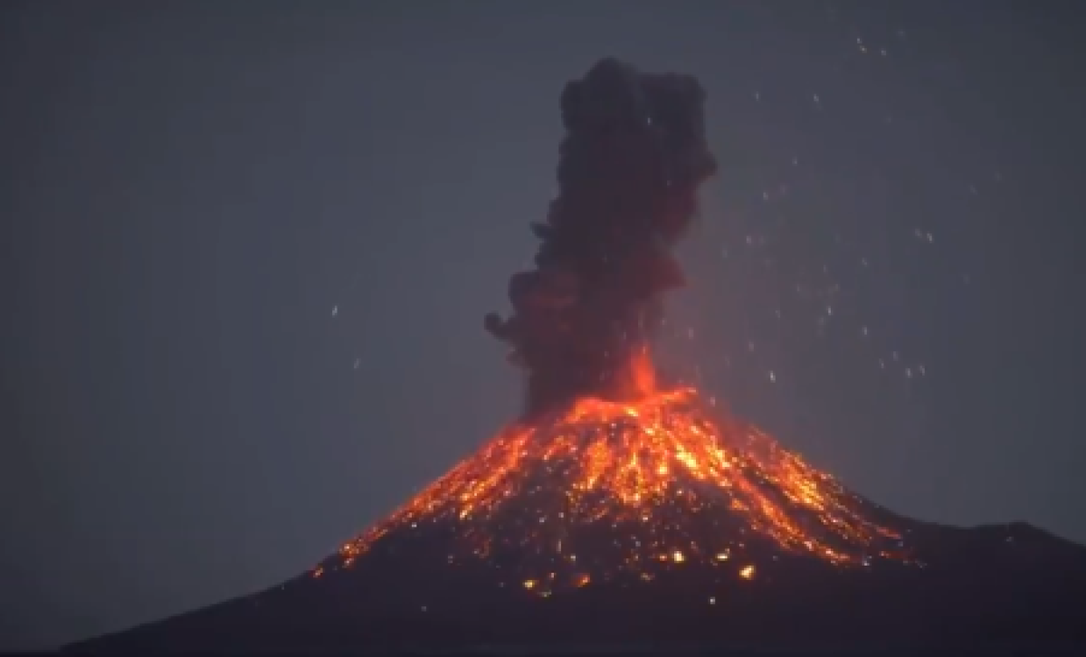 L’Indonesia arranca fra gli allagamenti e la spettacolare eruzione del Monte Ibu: colonna di cenere alta 6 chilometri | VIDEO