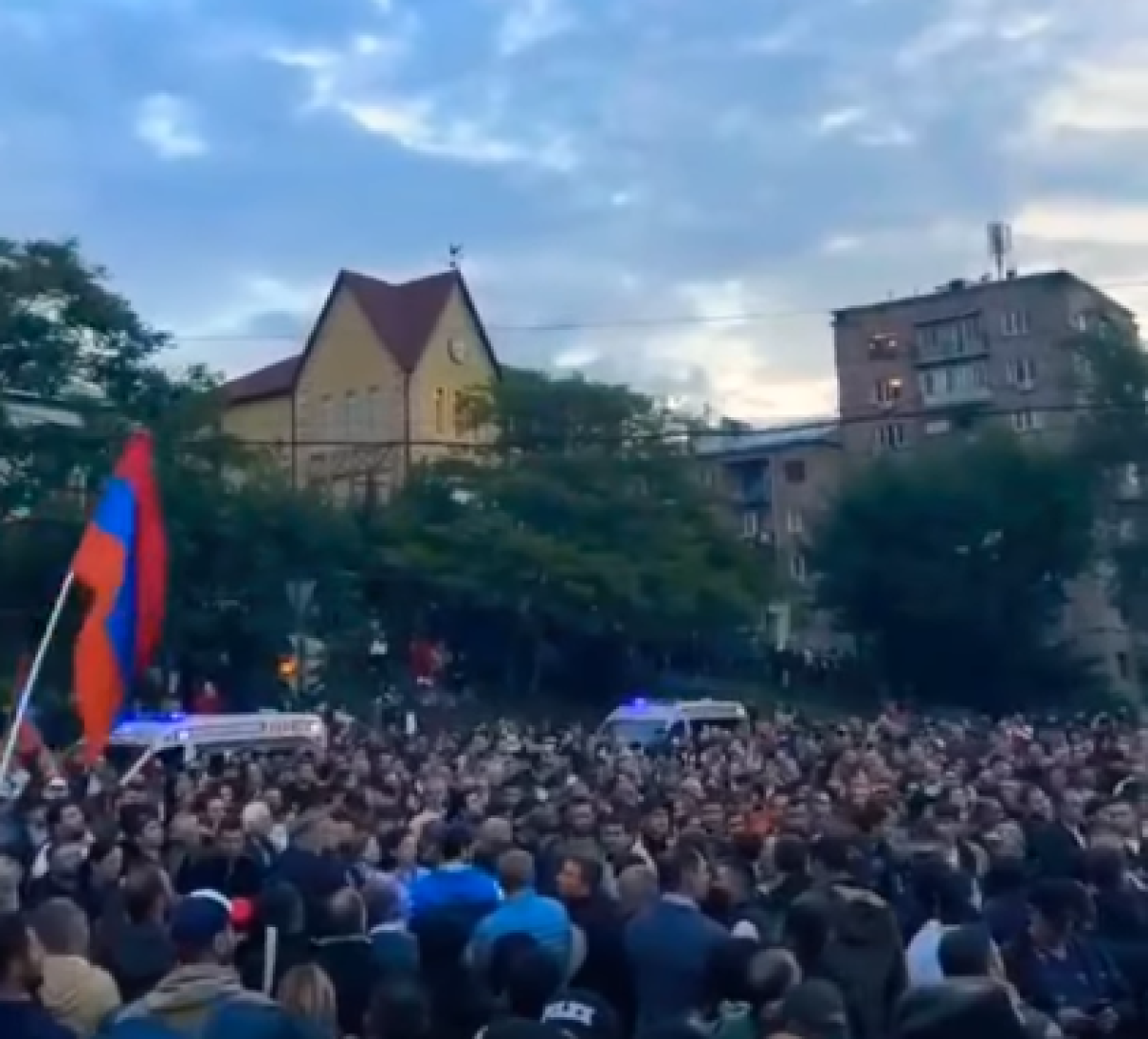 Armenia, proteste nella capitale Erevan contro il premier Pashinyan per le concessioni territoriali all’Azerbaigian: 273 arresti | VIDEO