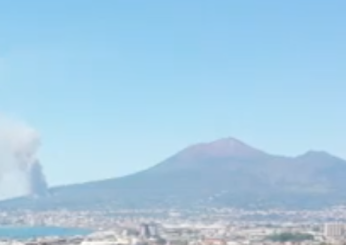 Napoli, incendio ai piedi del Vesuvio oggi: cosa sta succedendo sul vulcano | FOTO