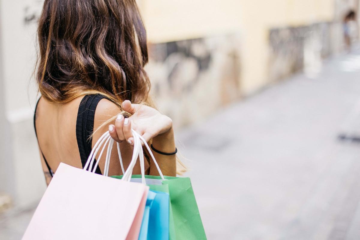 Shopping compulsivo: significato, cause e rimedi anche durante le f…