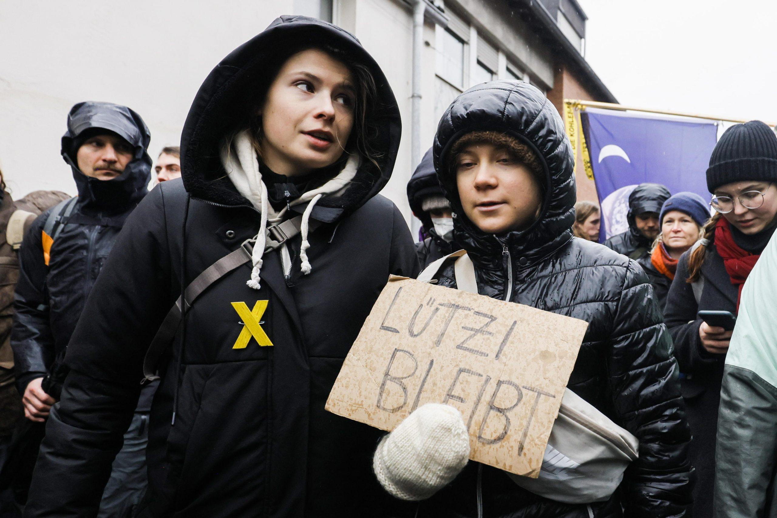 Germania, centinaia di attivisti manifestano contro la miniera di carbone a Lutzerath: sul posto anche Greta Thunberg