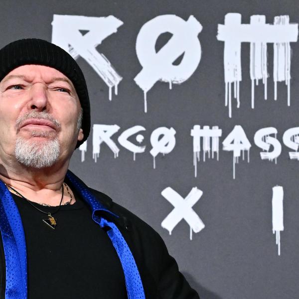 Polemica per Vasco Rossi. Il cantante commenta una foto in bikini di Victoria dei Maneskin e i fan si scatenano