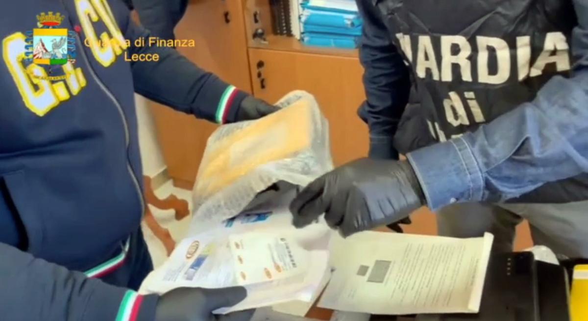 Lecce, truffa su bonus edilizi, riciclaggio e associazione per delinquere: 13 arresti