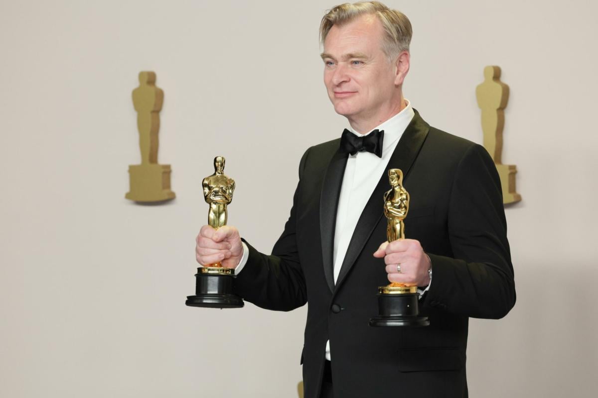 Christopher Nolan, dopo l’Oscar arriva anche il titolo di Sir: premiato da re Carlo III insieme ad Emma Thomas e Ted Sarandos