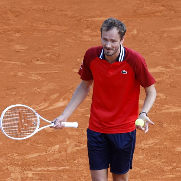 ATP Montecarlo 2024, Medvedev impazzisce e si scaglia contro l’arbitro | VIDEO