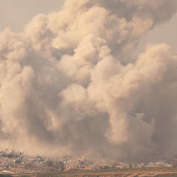 Guerra a Gaza, 6 civili uccisi in un attacco aereo israeliano sul campo profughi di Nusseirat. Media tedeschi: “Hamas progettava attentati in Germania”