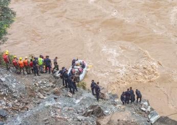 Maltempo in Cina e in Nepal, decine di morti e dispersi: frane travolgono due bus vicino al fiume Trishuli | VIDEO E FOTO