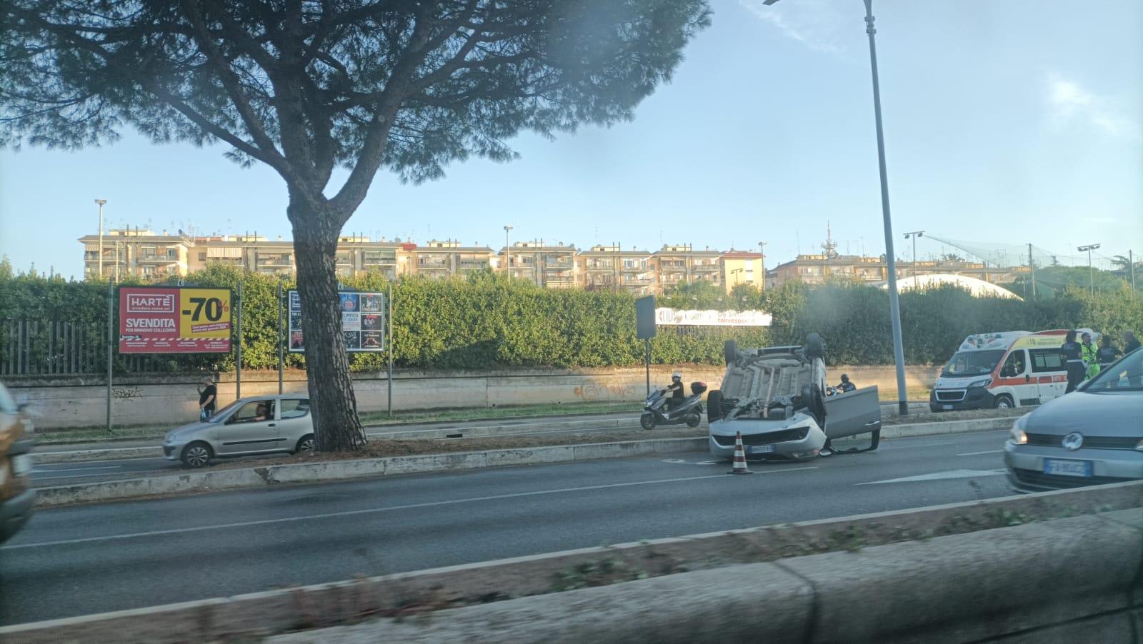 Roma, incidente su via Cristoforo Colombo: si ribalta un’auto | FOTO ESCLUSIVE