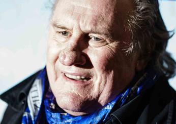 Gerard Depardieu difeso da Macron che parla di “caccia all’uomo”: sembra una fake new e invece è tutto vero