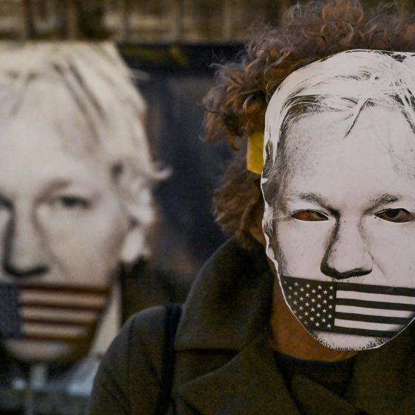 Julian Assange è libero: ha patteggiato con gli Stati Uniti, tornerà in Australia | VIDEO