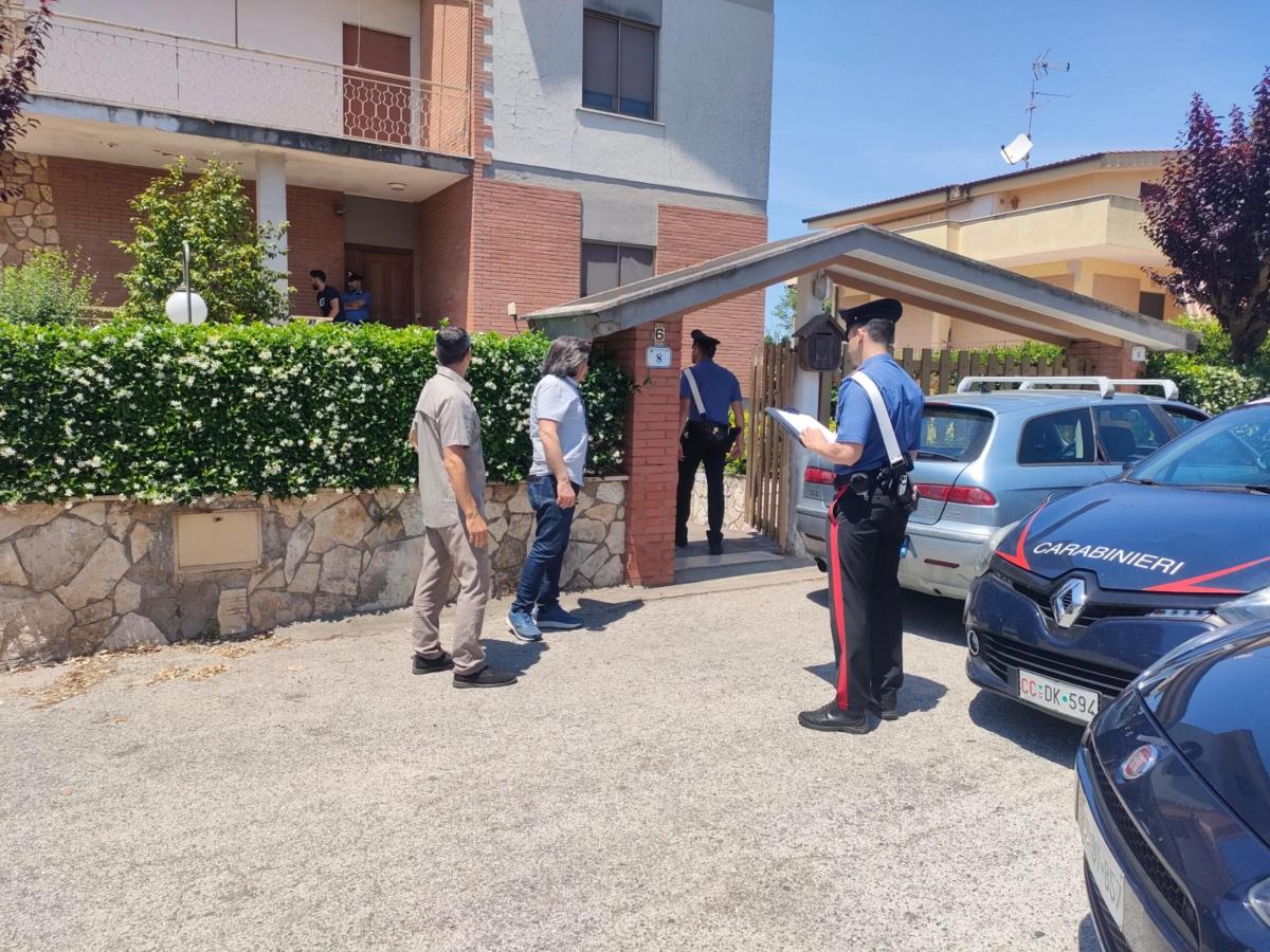 Roma, giallo a Nettuno: coppia trovata morta in casa con accanto una pistola, ipotesi omicidio-suicidio