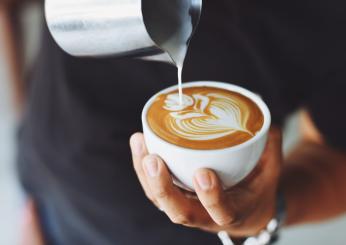 Milano, influencer statunitense ordina cappuccino con la pasta: la reazione del cameriere spopola su Instagram | VIDEO