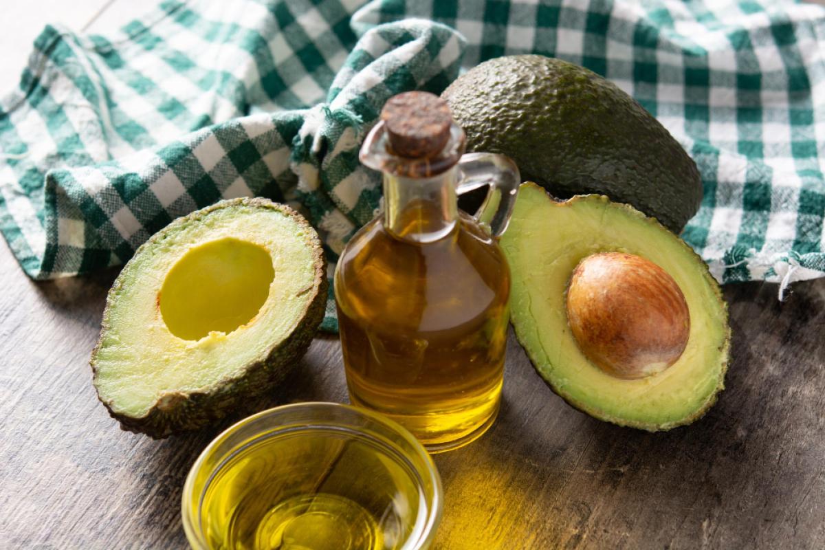 Proprietà dell’olio di avocado per la pelle: come si usa, controindicazioni