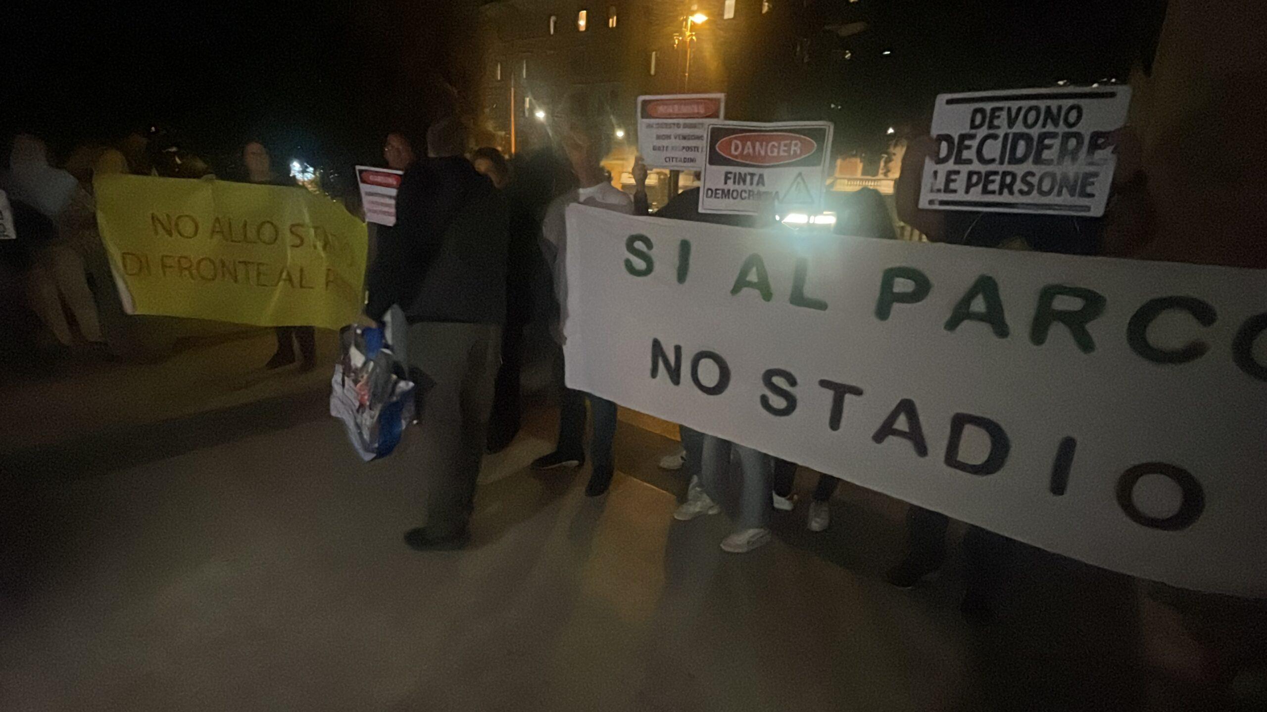 Dibattito pubblico sullo Stadio della Roma, i comitati del no fanno “L’Aventino” ed escono dalla sala con rabbia | VIDEO