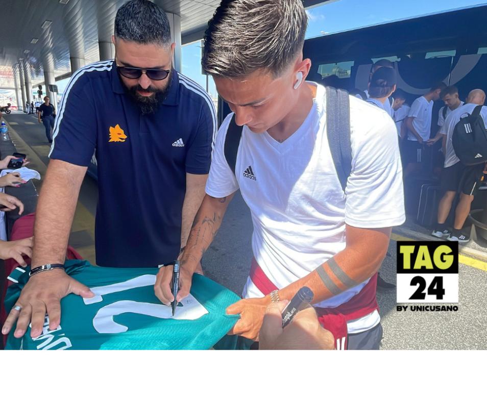 Roma parte per il ritiro in Portogallo da Fiumicino, autografi e selfie per Dybala | VIDEO