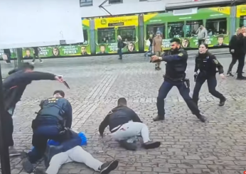 Germania, attacco con coltello e spari durante un manifestazione anti-islam a Mannheim: diversi feriti, neutralizzato l’aggressore | VIDEO