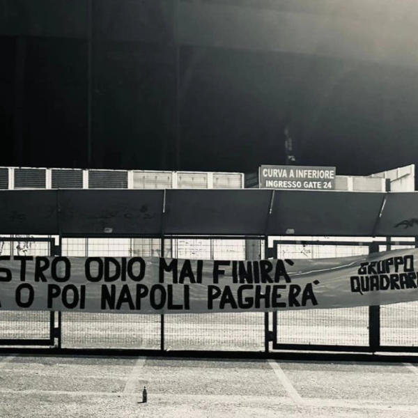 Napoli, blitz dei tifosi romanisti sotto la Curva A del Maradona: spunta uno striscione shock| FOTO