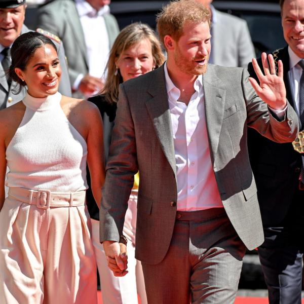 Re Carlo III tende la mano a Harry e Meghan: l’invito all’incoronazione dopo le accuse su Netflix