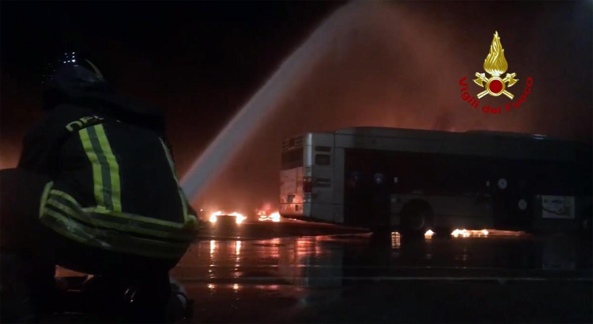 Incendio autobus a Roma, il mezzo ha preso fuoco sul Gra: nessun fe…