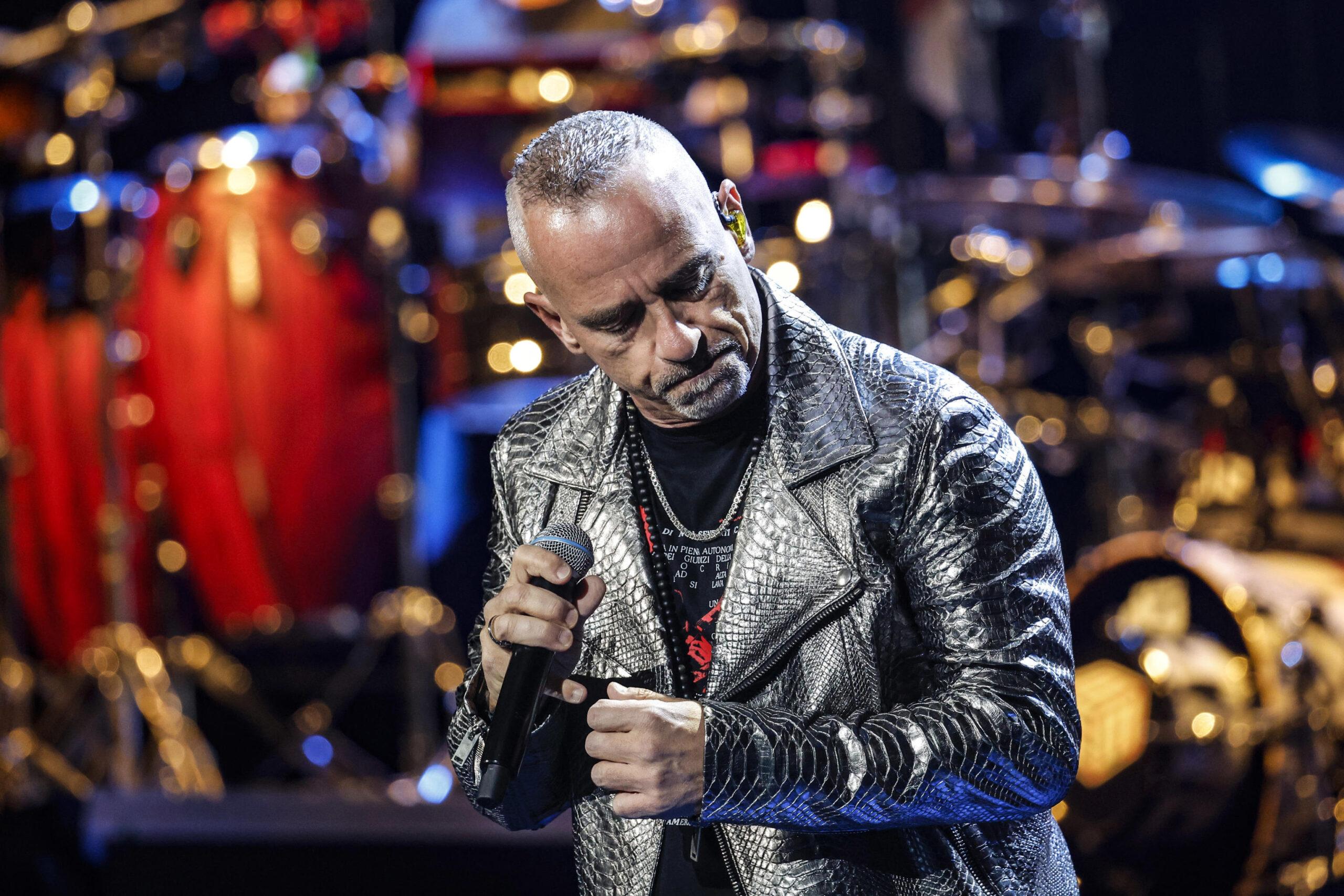 Eros Ramazzotti, la dedica alla fidanzata Dalila: “L’amore non ha età”. Polemiche sui social