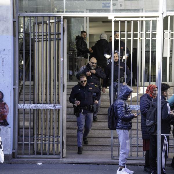 Milano, 14enne tenta suicidio lanciandosi dalla finestra della scuola