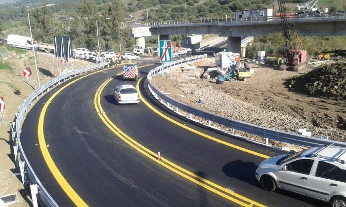 Enna, proteste di allevatori e agricoltori: bloccata l’autostrada A19 all’altezza di Dittaino